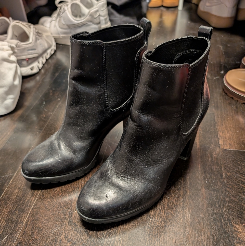 Clarks Block Heel Chelsea Boot - Picture 4 of 4